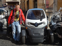 2019.10.03 Пока в России самый маленький Renault – 1-местный электромобиль Twizy – ещё только в продаже, в Риме он уже вовсю разъезжает и паркуется там, где другие не могут! :-P