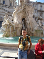 2019.10.03 У фонтана 4-х рек (Fontana dei Quattro Fiumi) на площади Навона (Piazza Navona) в половину роста.