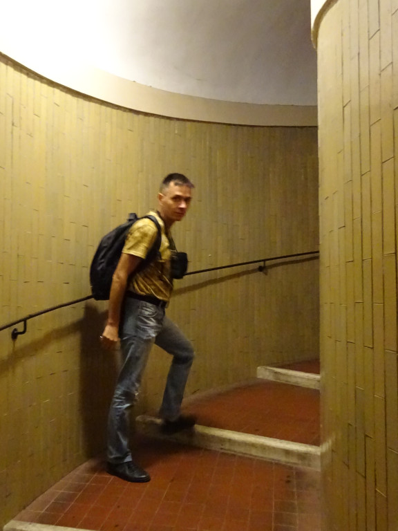 2019.10.03 Мутное запечатление моего подъёма по пологой винтовой лестнице к куполу собора святого Петра в Риме.