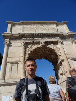 2019.10.04 Под триумфальной аркой Тита со знаменитой надписью «Сенат и народ Рима» (Senatus Populusque Romanus, SPQR).