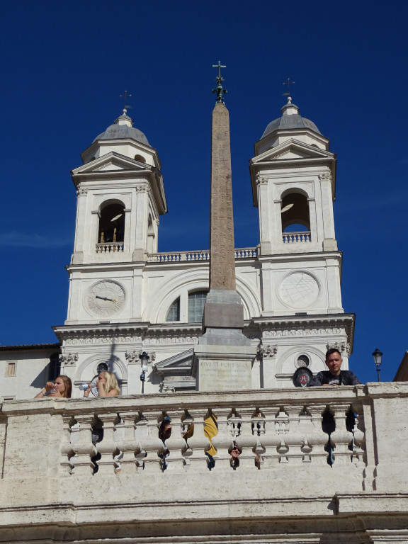 2019.10.04 Еле заметный на фоне церкви Тринита-деи-Монти (Chiesa della Trinità dei Monti), к которой ведёт Испанская лестница, по-итальянски названная в честь этой церкви (Scalinata di Trinità dei Monti).