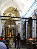 2019.10.04 Не пускают дальше :-( смотреть внутреннюю красоту церкви Тринита-деи-Монти (Chiesa della Trinità dei Monti) в Риме.