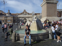2019.10.04 Сидя на одной из 4-х чаш фонтана Обелиска (Fontana dell'Obelisco) в центре Народной площади (Piazza del Popolo) Рима.
