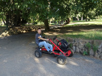 2019.10.04 Пассажир-«двигатель» 2-местного велокарта (2-й, водитель, фотографирует) в парке виллы Боргезе (Рим, Италия).