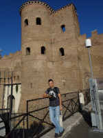 2019.10.05 Кажется, что это за́мок, но на самом деле всего лишь Ослиные ворота (Porta Asinaria) с башнями, часть стены Аврелиана (Mura Aureliane) в Риме.