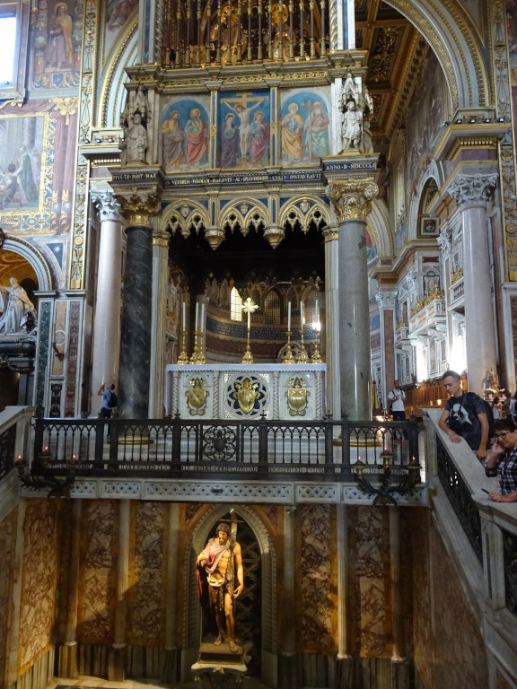 2019.10.05 The unusual interior design of the Cathedral of Saint John the Baptist in the Lateran (Basilica di San Giovanni in Laterano) allows to take unusual photos in the “find me” style. 😊