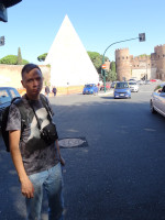 2019.10.05 Пирамидальный мавзолей Гая Цестия (Piramide di Caio Cestio) чуть справа, почти по центру, и ворота святого Павла (Porta San Paolo) справа, рядом с одноимённой ж/д-станцией, на которую я и иду.