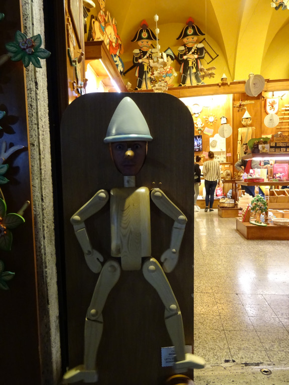2019.10.06 In the role of Pinocchio in the Bertolucci theme store in Rome.