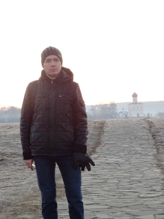 2020.03.27 On the road to the Church of the Intercession on the Nerl early in the morning, just before the dawn, with my legs cut off by a young photographer (the younger son). 😊