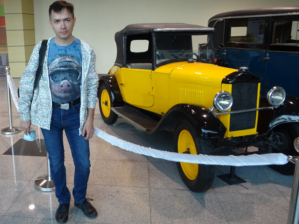 2020.08.19 Inside the Domodedovo airport, for some reason there was an exhibition of vintage cars – having the same relation to the airport as Lomonosov, whose name the airport is named after now.