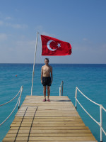 2020.08.20 На турецком пирсе Средиземного моря: смирно под флагом.