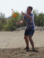 2020.08.21 Игра в пляжный волейбол со случайной компанией: ловлю мяч, чтобы подать его.
