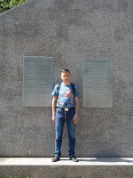 2021.05.16 У одного из памятников Юрию Гагарину и Владимиру Серёгину, в виде киля самолёта (они погибли в авиакатастрофе), крупный план.