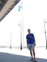 2021.07.11 С еле поместившимся (в высоту) флагом футбольного клуба «Зенит» у его домашнего стадиона «Санкт-Петербург».