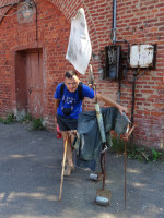 2021.07.11 Со «старушкой» из металлолома, которая была слева и без меня на предыдущей фотографии кронштадтской уличной выставки.