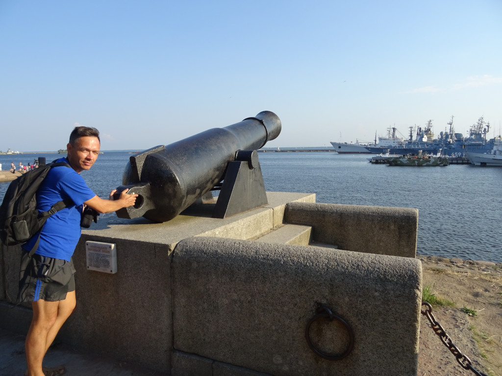 2021.07.11 I am not shooting my ships but just behind the (now decorative) noon gun on the embankment of Petrovsky Park.