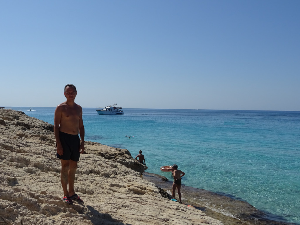 2021.07.28 The first, uncertain photograph on the rocks (it seems dangerous to step!) of the picturesque Ayia Napa's beach “Sweet Water” (Γλυκυ νερο).