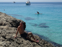 2021.07.28 Пока я сижу-полулежу на скалах живописного айя-напского пляжа «Сладкая вода» (Γλυκυ νερο), тётенька вдалеке пытается встать на сапе. 😁