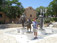 2021.07.28 Я как часть скульптурной группы «Истоки Айя-Напы» (The Origins of Ayia Napa) на Кипре.