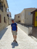 2021.08.01 На улочках традиционной кипрской деревни Омодос (Ομοδος): мощёная камнем.
