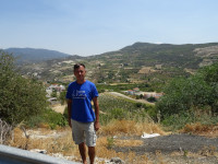 2021.08.01 Вид из «центра» Кипра, от его традиционной деревни Омодос (Ομοδος), на окрестные горы.