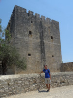 2021.08.01 На фоне средневекового за́мка Колосси (Κάστρο Κολοσσίου, 1210) на Кипре, вид сзади.