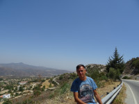 2021.08.02 На фоне горного пейзажа на подъезде к кипрский деревушке Лефкара (Λεύκαρα): пейзаж слева, я справа.