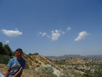2021.08.02 На фоне горного пейзажа на подъезде к кипрский деревушке Лефкара (Λεύκαρα): я слева, пейзаж справа.
