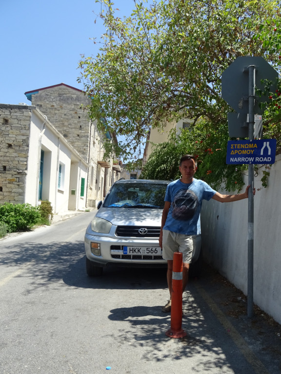 2021.08.02 In the mountain village of Lefkara (Λεύκαρα), on the island of Cyprus, almost all the streets are narrow, but a road sign about it (στενωμα δρομου) I saw only in one of them.