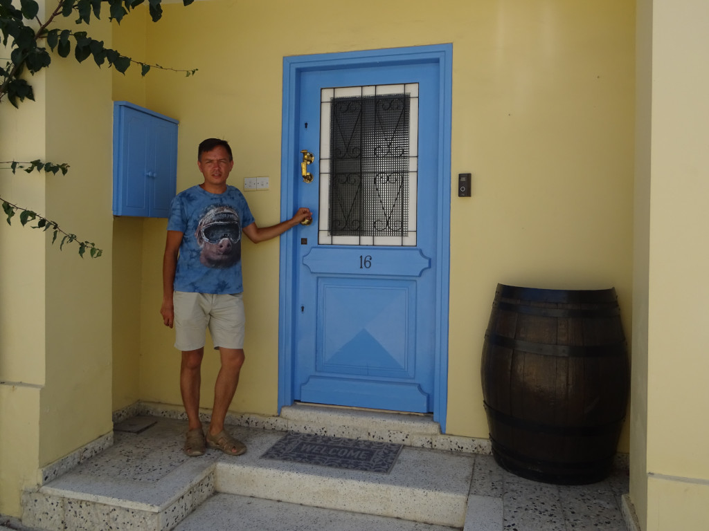 2021.08.02 Greek Cypriots know how to simply, beautifully and comfortably decorate the entrance doors to their houses 😍 while I sometimes cannot make a suitable facial expression. 🤦