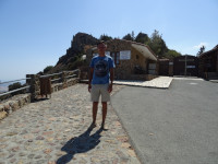 2021.08.02 Почти на самой вершине кипрской горы Ставровуни (Σταυροβούνι) с одноимённым монастырём (Μονή Σταυροβουνίου) чуть слева от меня и точно на самой вершине.