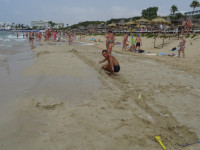 2021.08.07 Во-ооо-от такой длины я построил песчаную дамбу, чтобы защитить один из айя-напских пляжей (точнее, наши вещи на нём) от на редкость активных волн.