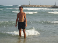 2021.08.07 В предпоследний день отдыха на Кипре по колено в неспокойном море на фоне бухты Айя-Напы.