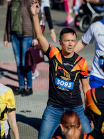 2021.09.11 It is not easy to cut myself out In the photographs of the crowd of participants at the warm-up of the Vladimir “Golden Gate” Half Marathon but the hand raised up clearly distinguishes me from the crowd. 😇