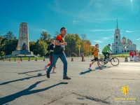 2021.09.11 I am running (levitating) 3 kilometers at the Vladimir “Golden Gate” Half Marathon, in the conditionally “reverse” direction from from Cathedral Square (along it) to Theater Square.