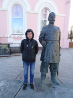 2022.03.16 With a supposedly cast-iron mayor at the “Museum of Living Paper” on Minin and Pozharsky Square in Nizhny Novgorod (Russia).