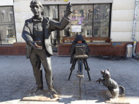 2022.03.16 With the “Photographer with a Dog” genre sculpture on Bolshaya Pokrovskaya Street in Nizhny Novgorod (Russia), as a photographer. 📷