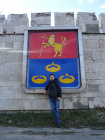 2022.04.15 In Murom (Vladimir region, Russia) with its coat of arms (in its upper part – the coat of arms of the region's capital, Vladimir; in the lower part – 3 rolls) near an embankment of the Oka.