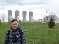 2022.04.30 In the “Khodynskoye Field” park with unusual buildings, including against the background of the towers of the “Grand Park” residential complex located nearby.