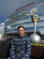 2022.05.29 In Nizhny Novgorod (Russia), on Revolution Square in front of the “Republic” shopping center with some kind of a naked revolutionary or a Republican. 😁