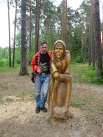 2022.06.19 With a wooden sculpture of a restless old woman from “The Tale of the Fisherman and the [Golden] Fish” in the “Fairy Tale” Park in Gus-Khrustalny (the Vladimir region, Russia).