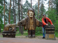 2022.06.19 With wooden sculptures of the Pike and Emelya from the fairy tale “At the Pike's Behest” in the “Fairy Tale” Park in Gus-Khrustalny (the Vladimir region, Russia).