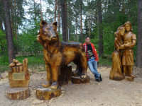2022.06.19 With wooden sculptures of a (gray) wolf, princess and prince Ivan the fairy tale “Ivan the Prince and the Gray Wolf” in the “Fairy Tale” Park in Gus-Khrustalny (the Vladimir region, Russia).