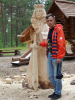 2022.06.19 With a wooden sculpture of a princess/queen with a damask sword (I did not immediately understand which fairy tale she was from) in the “Fairy Tale” Park in Gus-Khrustalny (the Vladimir region, Russia).