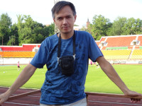 2022.07.23 While someone (in pink and green bibs) is training, I do not need training and immediately work as a photographer (at a meeting of the “Torpedo Vladimir” footballers with fans).