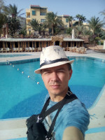2022.08.18 In Hurghada the sun is bright even in the morning, so the gentleman in the hat has to squint at the selfie, as it is not enough that the T-shirt is of the same color like the pool (chroma key). 😊