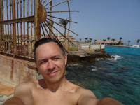 2022.08.18 I happily take a selfie to show not the rusty grille 🫣, but the beauty of the Hurghada Sea. 😍