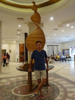 2022.08.20 In the foyer/lobby of the “Zahabia” hotel (Hurghada, Egypt) with a strange wooden sculpture resembling the DNA spiral. 🤔