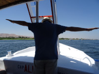 2022.08.21 I wanted to portray the famous scene from the “Titanic” movie (though it should be superstitiously scary to do this on a sailing ship), but it turned out to be some kind of cap[tain] Ali [Baba]. 😁