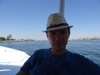 2022.08.21 I am raising a controversial question here: is the Nile in this photograph blue? or is it dark blue, like my T-shirt? 🤔